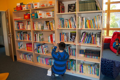 Foto Schulbibliothek, Regal mit Sachbüchern.