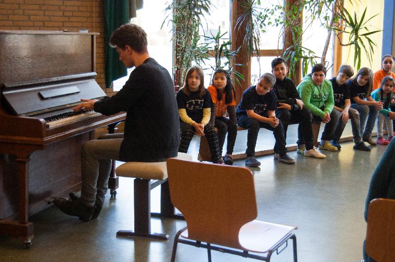 Foto Alexander Krichel am Klavier der Grundschule am Pastorenweg