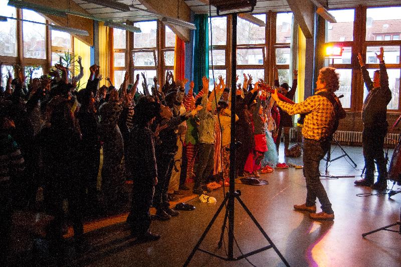 Foto vom Auftritt der Gebrüder Jehn beim Fasching 2017 in der Grundschule am Pastorenweg
